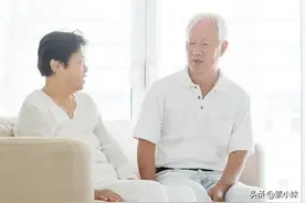 爸妈闹分居一周后：爸爸去世妈妈失踪了，我找到妈妈时，哭了图片