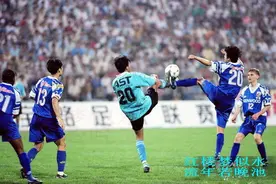 27年前大连万达VS申花，小王涛PK谢晖，美女啦啦队+球迷标语抢镜图片