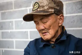 轿车失控撞进民房卧室，8旬房主失去踪影，找到时已在百里开外图片