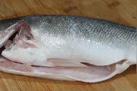 蒸鲈鱼，最忌放盐和料酒腌制，记住这几个技巧，鱼肉鲜嫩无腥味图片