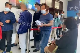 唐山市公安局信访大厅门口排长队，群众：“雷霆风暴”举报电话打不通~刚刚，唐山最新发布图片