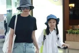 袁泉带女儿去机场，简单T恤显随性，网友：女儿就该这样教育图片
