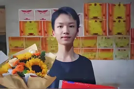 江西男孩3岁被妈妈抛弃，如今被北大录取，父亲背对满墙奖状哭了图片