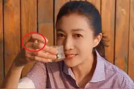 成龙吴绮莉和好了？杭州买房疑同住，女方高调秀钻戒满面春风图片