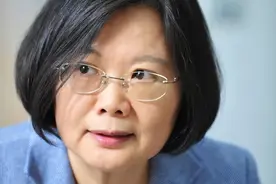 蔡英文面见麦卡锡，上空一架飞机盘旋，上面的字，精准打两人的脸图片