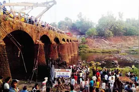 印度大客车半夜碰撞起火 25人丧生图片