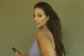 180斤大码超模太豪放了！穿泳衣亮相挤出很多赘肉，皮肤过于真实图片