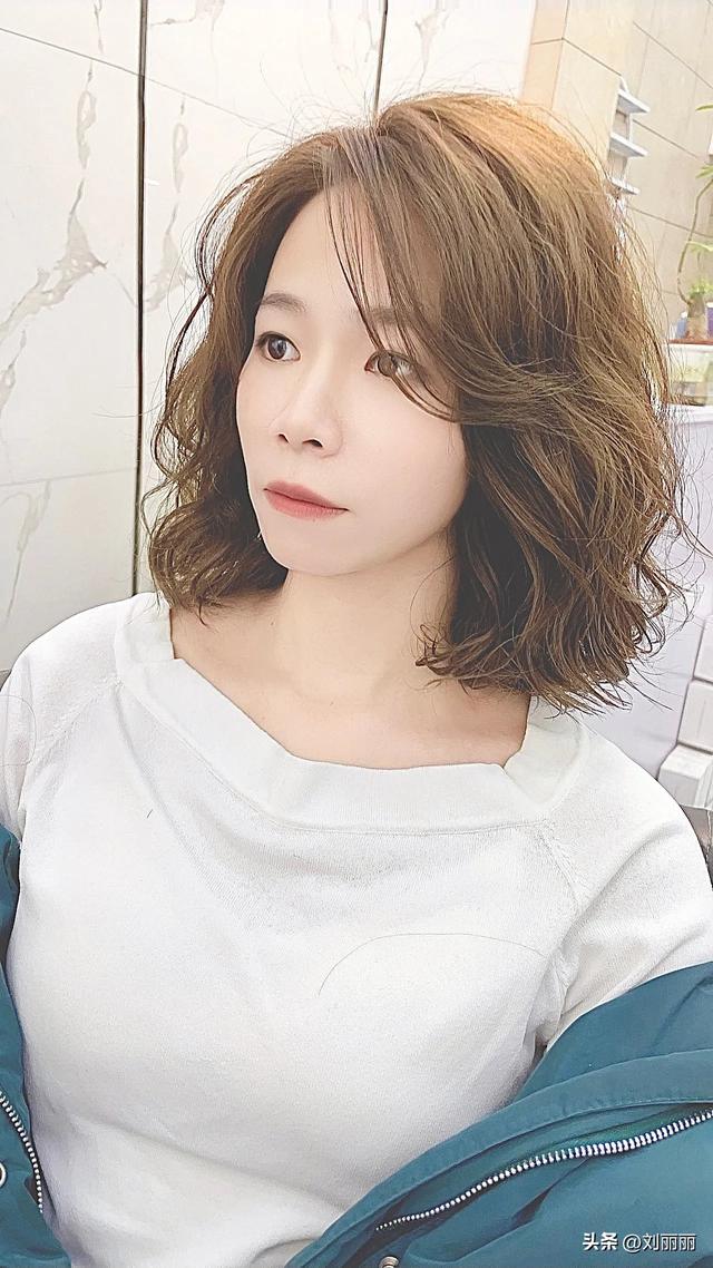 现在最流行什么发型女,2023年最火的发型都在这里,时尚还修颜,快来