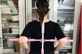 两根棍子就能矫正驼背？记者亲自体验！这种爆火“网红神器”，小心越用越伤图片