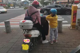 电动车“载娃”有限制，超过标准就警告和罚款，专家给出3个原因图片