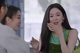 古力娜扎回母校遇闺蜜没认出，看清两人体态，才知啥叫红气养人图片