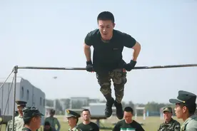 1001次！士兵突击333个腹部绕杠拍保守了，解放军的兵王有多牛？图片