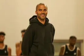 退役3年的帕克，稍显发福，亚裔女友很漂亮，也是运动员图片