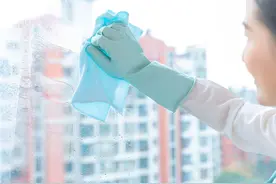 生活技巧 | 擦玻璃有窍门，掌握这4步擦窗方法，擦窗省事儿还干净图片