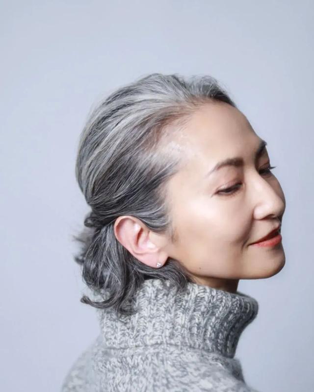 看到这些60岁奶奶,我才发现:美人在骨不在皮,头发花白也不显老