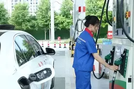 加油时要注意，发现加油员“这个动作”立马制止，不然会吃哑巴亏图片