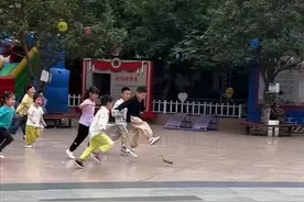 学生放学后追着老鼠跑 网友：真是初生牛犊不怕虎图片