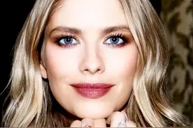 俄罗斯最美名媛：16岁入狱，19岁嫁给大28岁恩人，生4胎身材不变图片