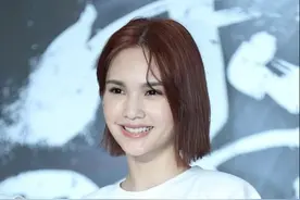 穿牛仔裙的女人太显年轻，像杨丞琳这么搭配，更显嫩了图片