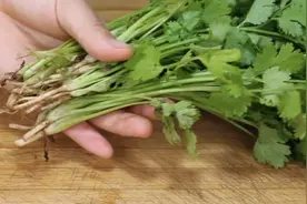 一把香菜，放锅里煮一煮，想不到这么厉害，好多人不懂有啥用图片