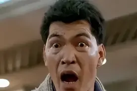 一次，成奎安拍飙车戏时，把导演李修贤价值百万的跑车开到山底下图片