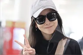 40多岁的女人多穿穿灰色裤子，高级还帅气，陈紫函这么搭配更显嫩图片