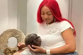 非洲土豪极奢淫欲，有5个老婆、7位情妇，人称现代韦小宝图片