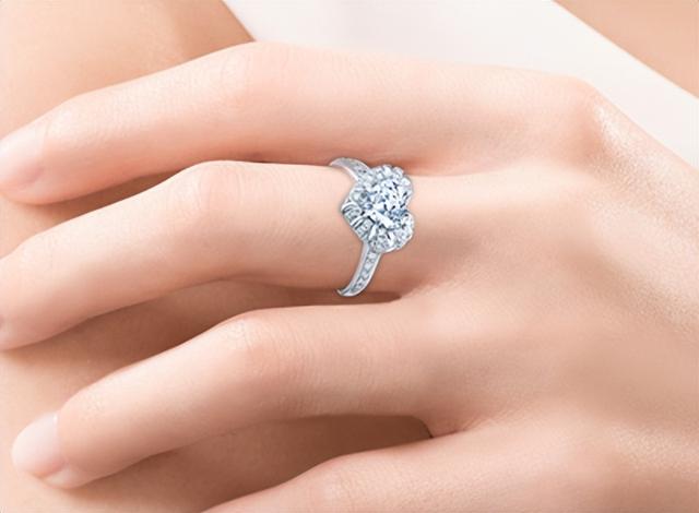 戒指戴法都有哪些含义,左右手戴戒指都代表什么呢