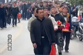 超200人的男方亲友团走2公里去女方家参加订婚宴，女方回应：刚好是赶集日，怕堵车才决定走路来，非常感动图片