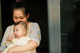 贵州妈妈将婴儿脸朝下摔地后转身就走：女人的崩溃，往往从这一点开始图片