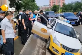 沈阳一出租车铁板路上掉坑！燃气公司：加强24小时巡查图片