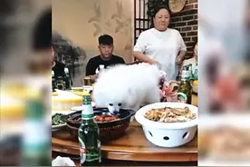 朋友请客吃饭，竟把宠物狗抱上桌让它先吃，一客人怒问：这还咋吃图片