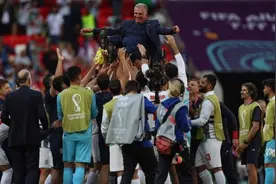 赛后，伊朗主帅被掐脖子+高高抛起！伊朗球员哭了！伊朗球迷哭了图片