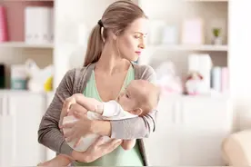 抱着睡放下醒，整晚不睡觉，新生儿的睡眠问题，家长要学会应对图片