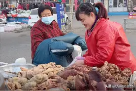 山东大姐露天摆摊，猪大肠38元1斤，猪头肉17元1斤，这价格贵吗？图片