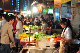 广西夜市网红泡面，因老板娘颜值走红，有人大老远来只为一睹芳容图片