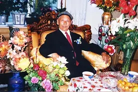 2014年中国最后一位王爷病逝，享年88岁，去世前把国旗挂身旁图片
