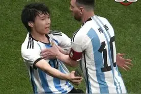 对待闯入球场的球迷，梅西C罗的态度截然相反，媒体评价两重天！图片