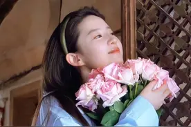 刘亦菲捧花照再现，一张头像刷爆朋友圈，胸前痣却成最大亮点图片