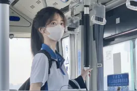 清纯女生在公交车上学习，网友质疑是摆拍，学生哪会这样作秀图片