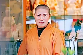“花尼姑”释智定：僧袍下穿黑丝与和尚结婚，晚上开豪车住豪宅图片