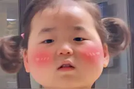 抖音表情包：有空一起贴贴呀图片