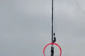 重庆一对情侣蹦极倒挂滞留半空，游乐城回应：他们抱着秀恩爱撒狗粮，拒绝上来图片