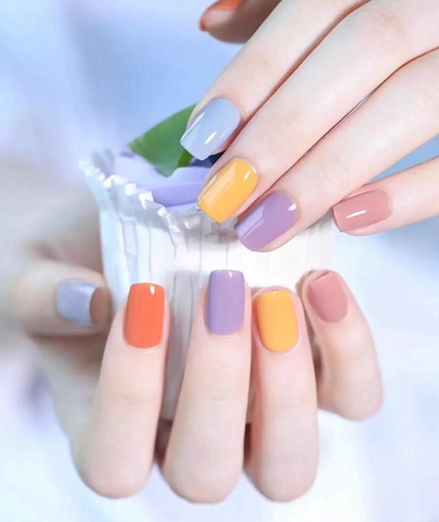 简单活泼的夏日跳色美甲,显白有气质,真的谁涂谁好看