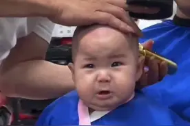 宝宝理发前VS理发后！果然没人可以笑着走出理发店…来源：人民网图片