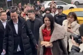 李湘真把自己当巨星！专人伺候穿衣保镖成群，穿红裙又富态了几分图片