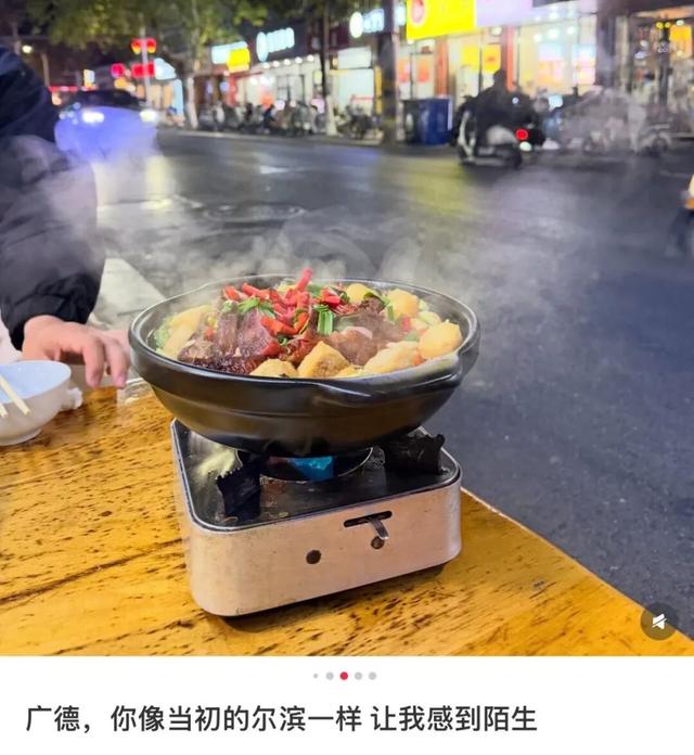 江浙沪城巴佬，挤爆安徽县城