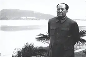 毛主席重回井冈山，接见烈士家属时，叮嘱汪东兴：把两位嫂子请来图片