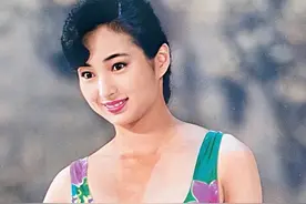 她由空姐当选亚姐冠军，嫁豪门生3子却离婚，51岁出写真集卖光光图片