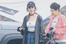 杨幂真大方！野外露营衬衫挂肩太爱美，穿露脐短装彻底放开秀身材图片